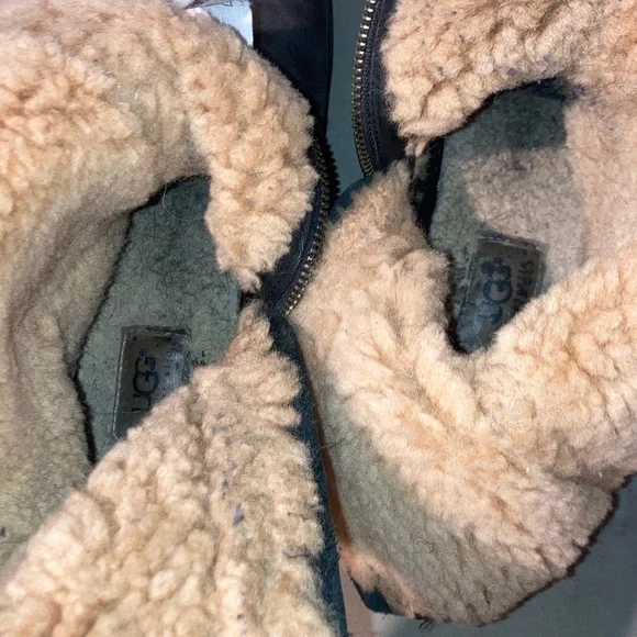 Ugg Chaney Leather Shearling Boot - Picture 6 of 8